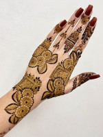 Discover Beautiful Mehndi Designs Online!